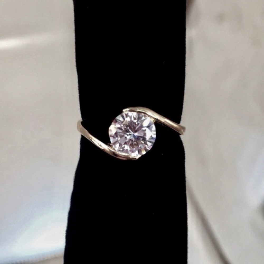 ❤️Stunning Simulated Diamond Ring - Picture 6 of 8